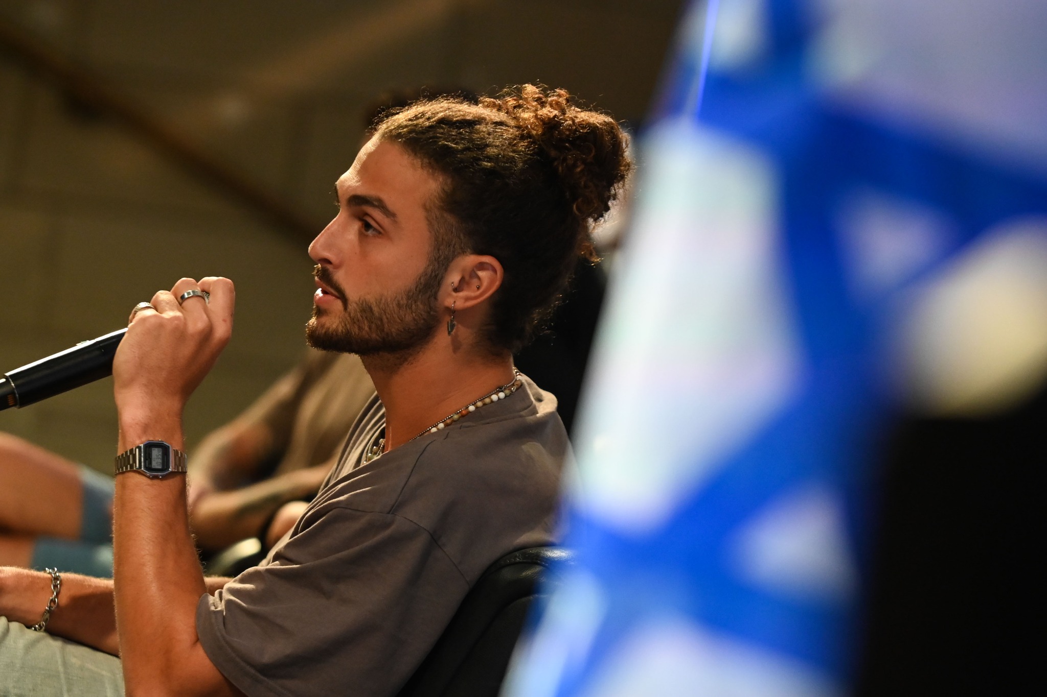 בן שדה בהרצאה מול קהל
