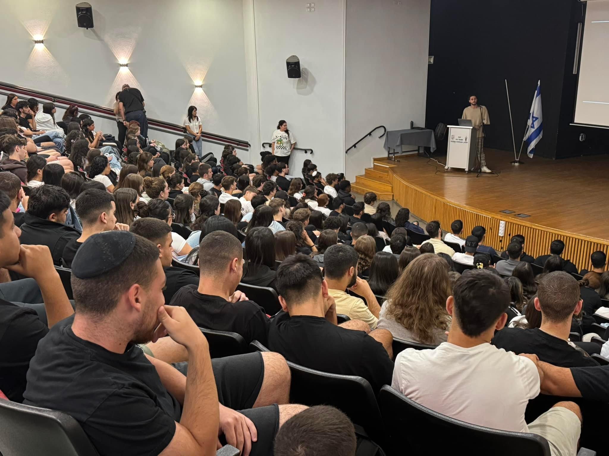בן שדה בהרצאה מול קהל